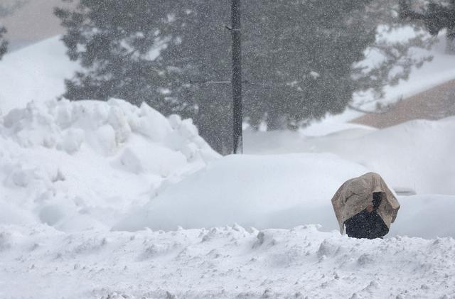 美国多地遭暴风雪，美加州部分地区持续遭遇暴风雪