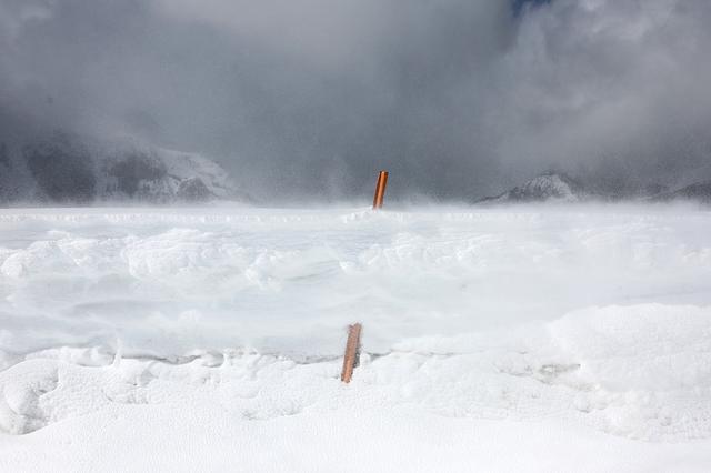 美国多地遭暴风雪，美加州部分地区持续遭遇暴风雪