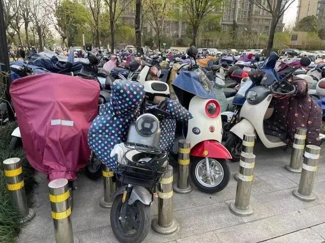 杭州地铁2号线，杭州地铁3号线和地铁2号线（杭州地铁口这幕让人傻眼）
