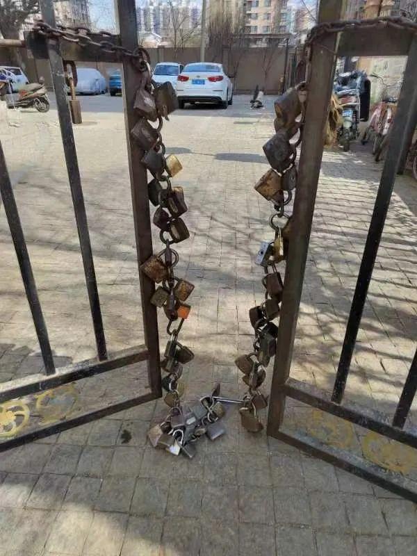 小区门禁卡怎么用，nfc门禁卡到底该怎么用（沈阳这个小区的“门禁系统”火了）