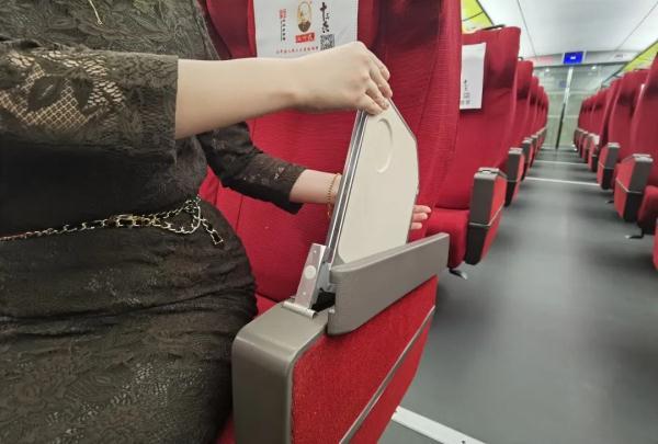 一等座座椅怎么调，高铁一等座怎么调座椅（高铁列车座椅上的这些功能）
