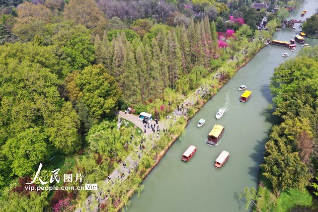 江苏扬州：瘦西湖景区游人如织
