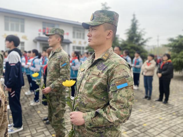 卫国戍边英雄事迹国防部，百万国人祭奠卫国戍边英烈肖思远