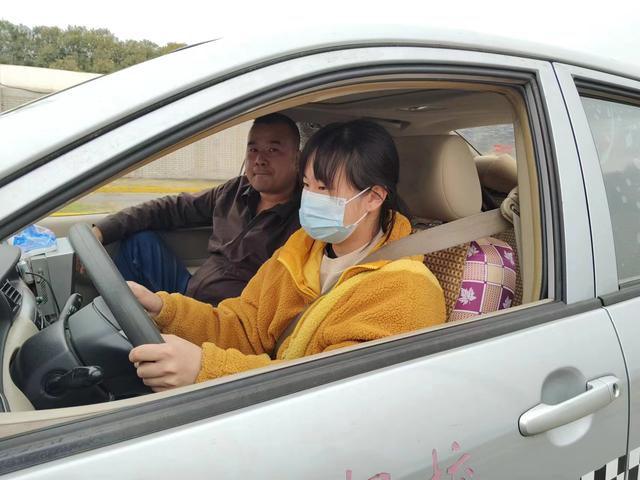 聋人可以考驾照吗，聋哑人能申请考驾照吗（他们在教练的手势“指令”中学车）
