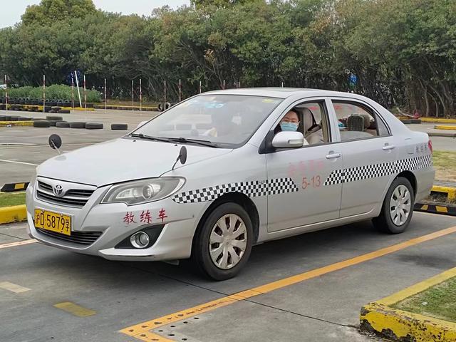 聋人可以考驾照吗，聋哑人能申请考驾照吗（他们在教练的手势“指令”中学车）