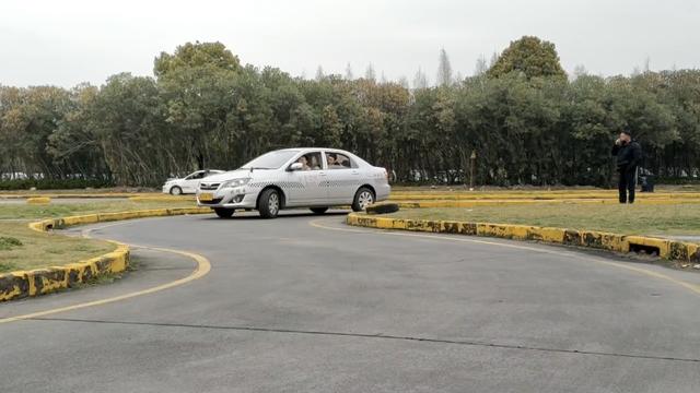 聋人可以考驾照吗，聋哑人能申请考驾照吗（他们在教练的手势“指令”中学车）