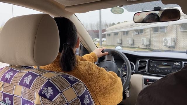 聋人可以考驾照吗，聋哑人能申请考驾照吗（他们在教练的手势“指令”中学车）