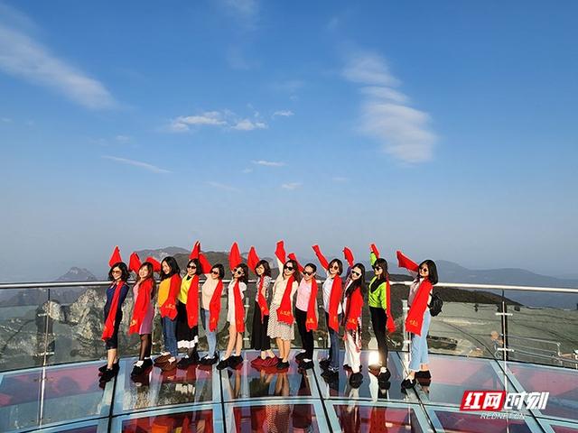 入境游升温 七星山迎来首批越南旅游团
