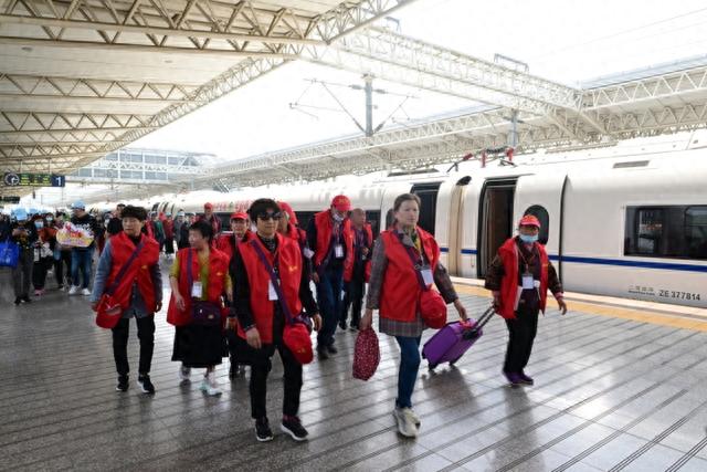 文旅局长亲自到站接待 今年首趟长三角旅游专列抵温