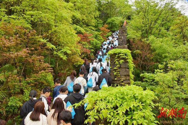 畅游凤凰，1400余名登山爱好者南长城登高