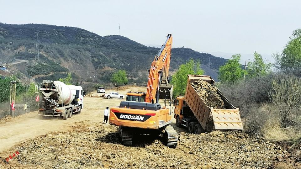 阳泉工程机械 阳泉 机器轰鸣 施工人员干劲十足