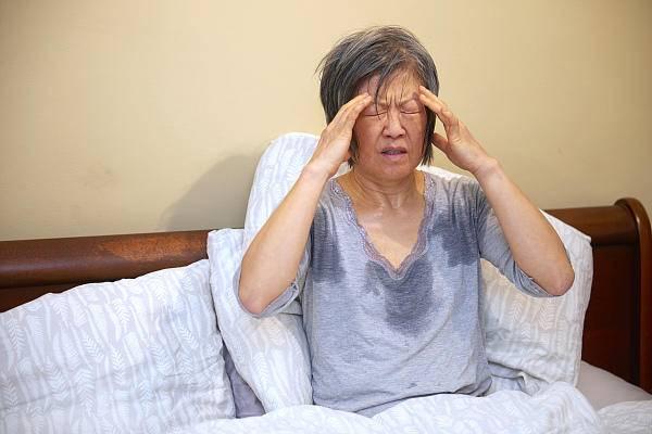 盗汗严重怎么治疗，盗汗的原因和治疗方法有三种（易出汗、睡觉盗汗，如何调理）