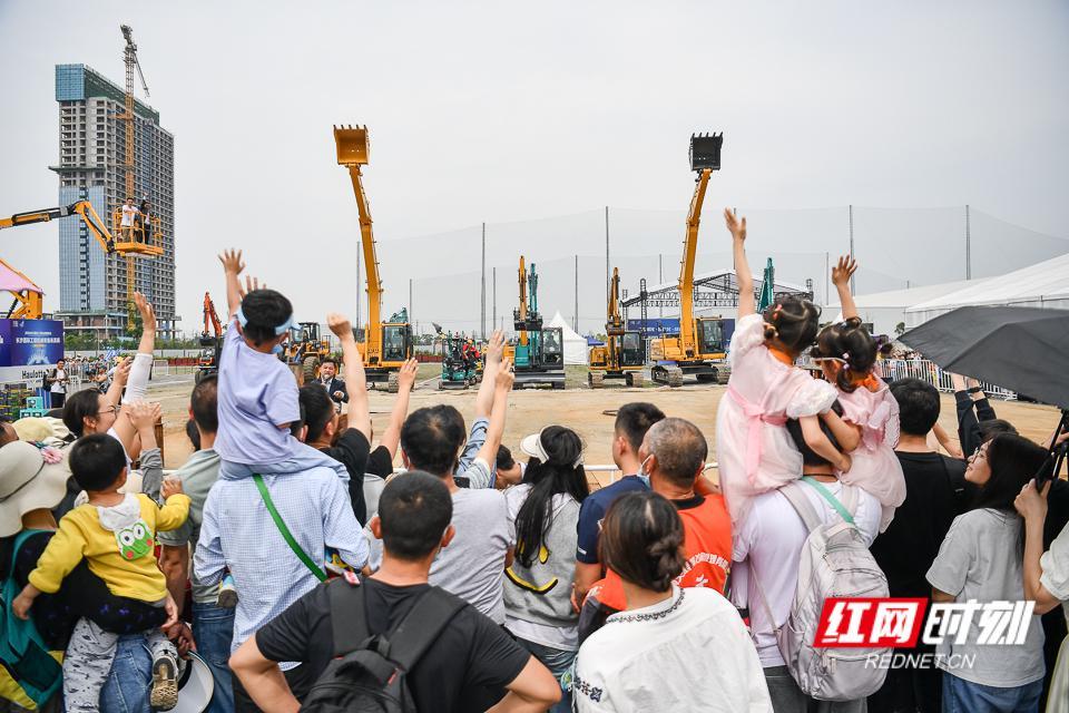 儿童工程机械 组图丨当“萌娃”遇上“大块头” 工程机械展秒变“儿童乐园”
