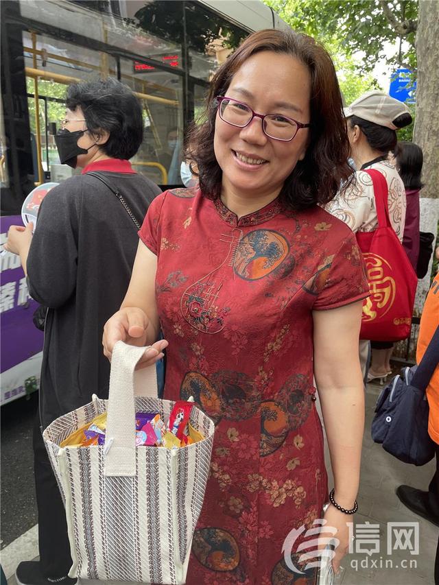 青岛大学附属中学，青岛最好的中学（青岛送考老师排队与考生击掌）