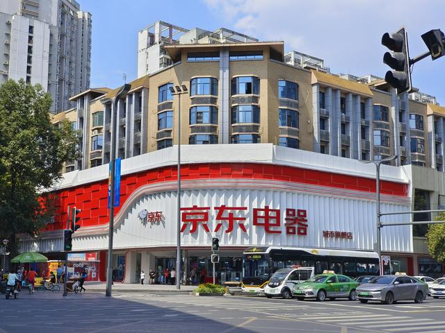京东家电实体店，京东家电实体店和网上（要进一步向低线城市下沉）
