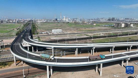 河北唐山：跨线立交建成 解疏港路瓶颈