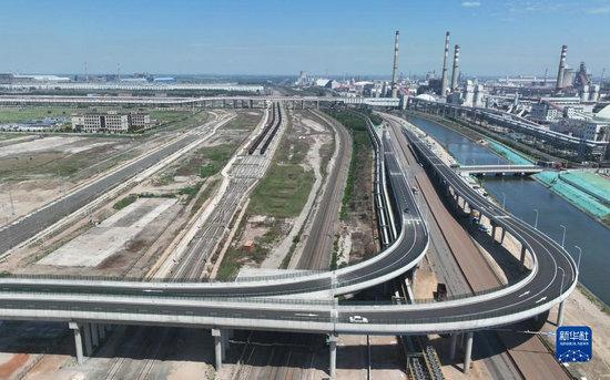 河北唐山：跨线立交建成 解疏港路瓶颈