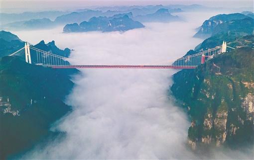 开创世界建桥史多项先河的矮寨大桥，通车11年来成景中之景，更成了当地群众的致富桥—— “天路”通，幸福来