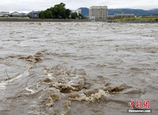 日本熊本县遭强降雨 桥梁被冲毁大片住宅被淹