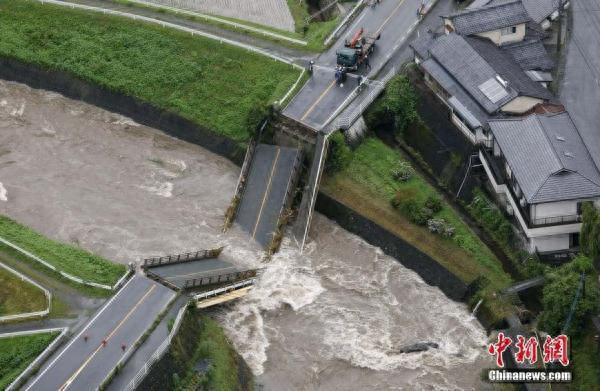日本熊本县遭强降雨 桥梁被冲毁大片住宅被淹