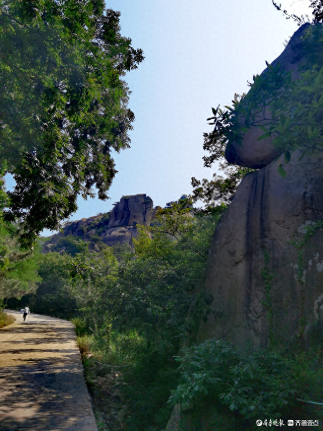 日照九仙山风景区，山峰耸立植被苍翠