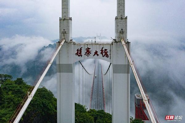 天堑变通途，矮寨大桥美如画