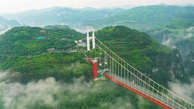 湖南湘西矮寨大桥，矮寨大桥湖南卫视（湖南湘西：矮寨大桥景美如画）