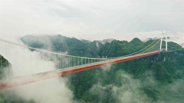 湖南湘西矮寨大桥，矮寨大桥湖南卫视（湖南湘西：矮寨大桥景美如画）