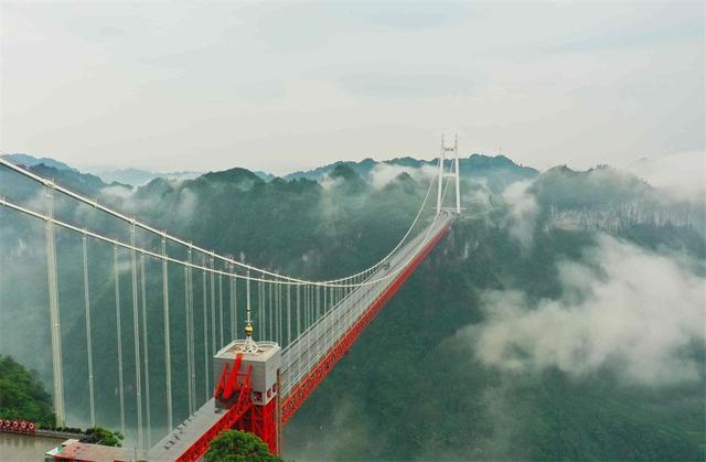 湖南湘西矮寨大桥，矮寨大桥湖南卫视（湖南湘西：矮寨大桥景美如画）