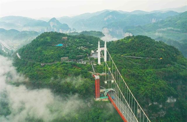 湖南湘西矮寨大桥，矮寨大桥湖南卫视（湖南湘西：矮寨大桥景美如画）