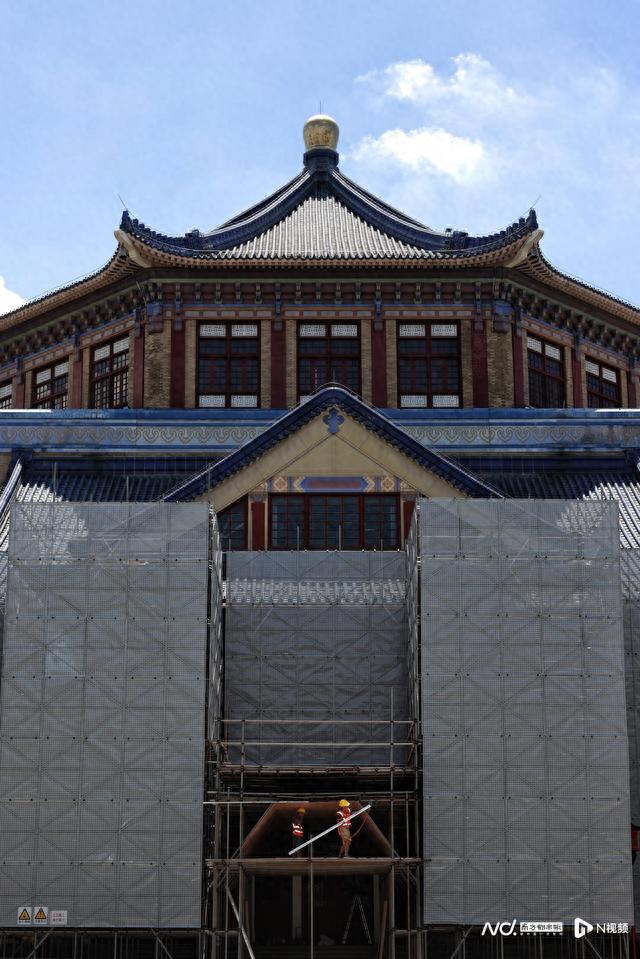 广州中山纪念堂大修进行时，脚手架半包围主体，参观照常开放