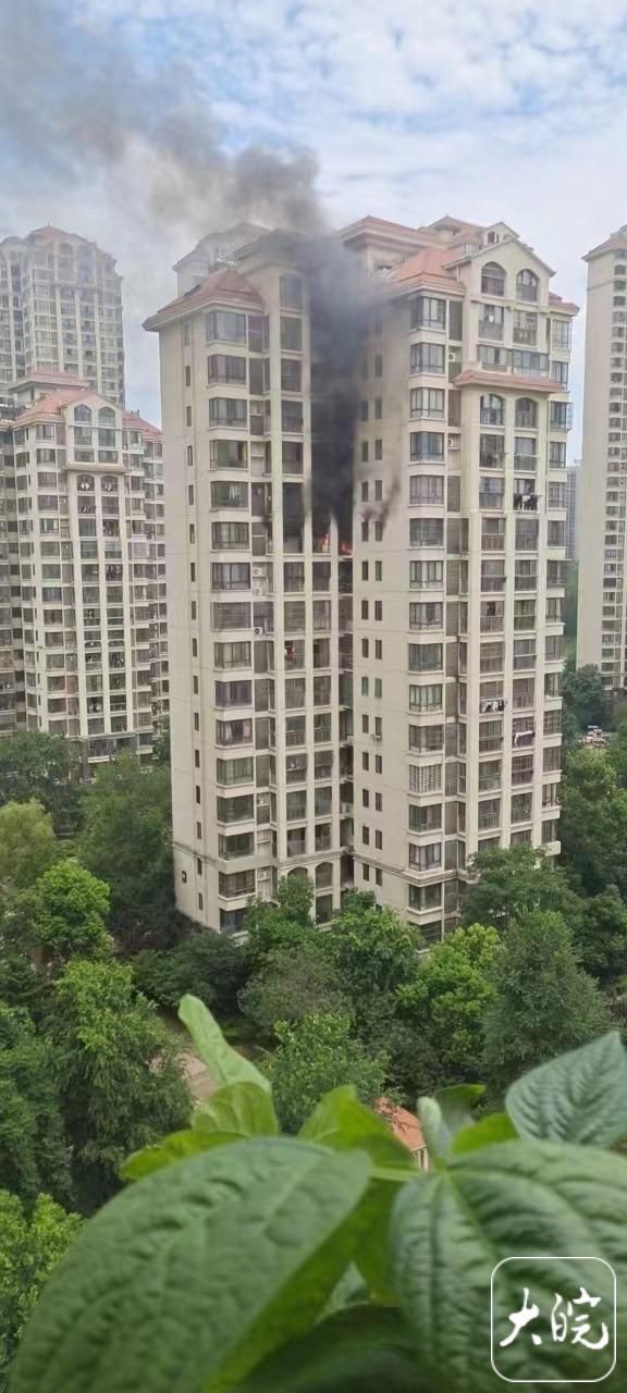 合肥一小区凌晨起火事件，合肥一小区高层住宅楼突发火灾