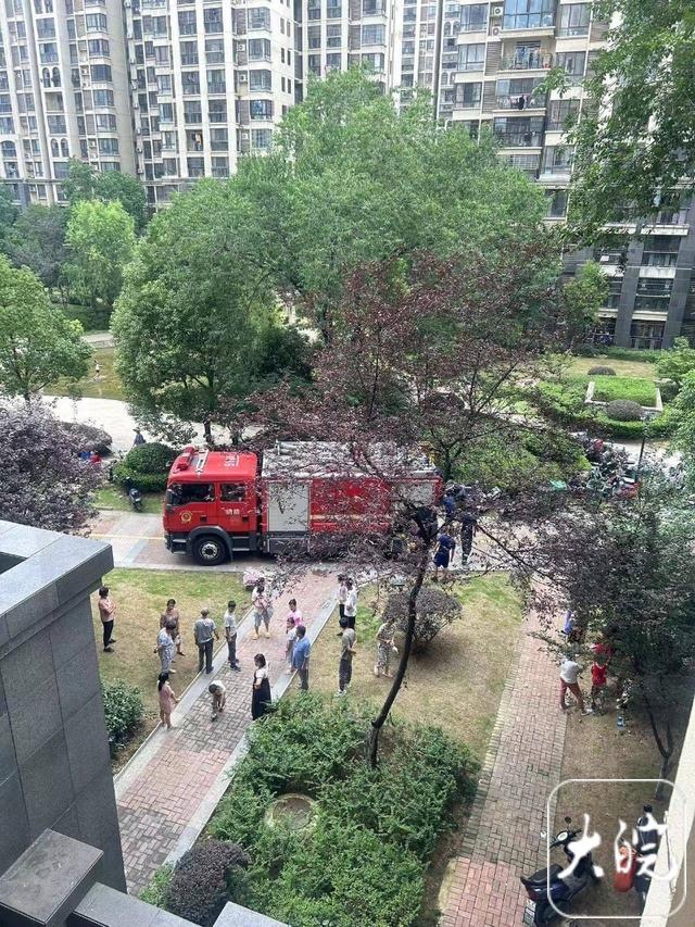 合肥一小区凌晨起火事件，合肥一小区高层住宅楼突发火灾