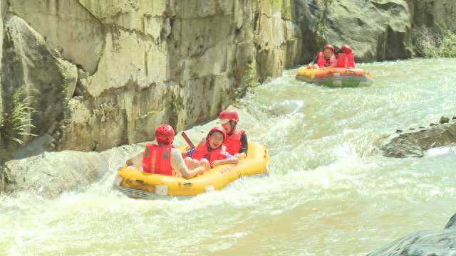 英山：夏日漂流热  避暑觅清凉