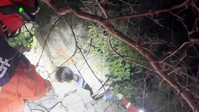 深夜6小时救援 迷路驴友成功脱险