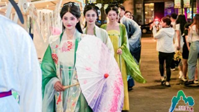 祈福圣地、徒步露营、疗愈度假、人间烟火，这个浙东宝藏小城都有