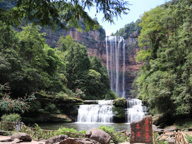 重庆江津区四面山景区引游客观山听瀑游湖