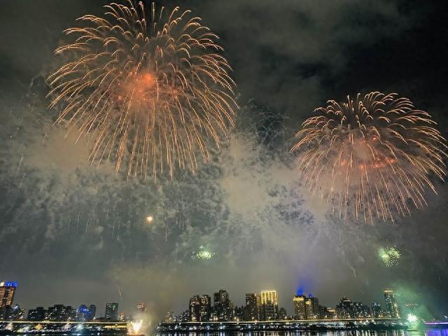 台北市大稻埕480秒烟火秀压轴登场 涌入10万人潮观赏